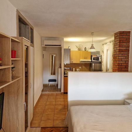 Studio Apartment Riva Sumartin Bagian luar foto